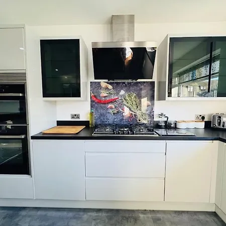 Spacious Open-plan Modern House With Garden And Parking Holiday home Bristol