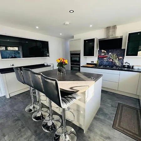 Spacious Open-plan Modern House With Garden And Parking Nyaraló
