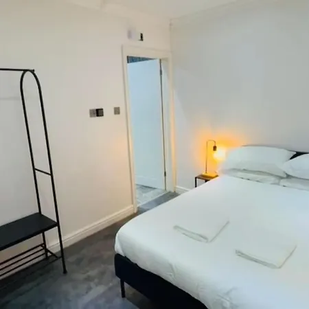 Holiday home Spacious Open-plan Modern House With Garden And Parking