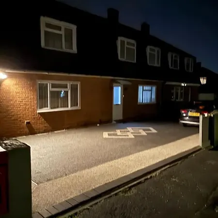 Spacious Open-plan Modern House With Garden And Parking Holiday home *