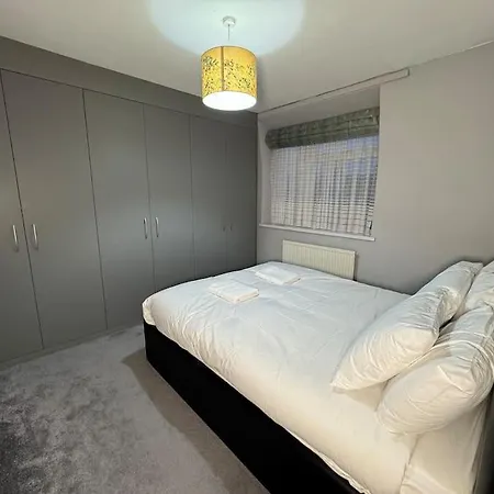 Spacious Open-plan Modern House With Garden And Parking Holiday home