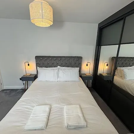 Spacious Open-plan Modern House With Garden And Parking Holiday home Bristol