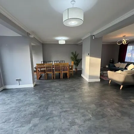 Nyaraló Spacious Open-plan Modern House With Garden And Parking *