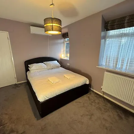 Spacious Open-plan Modern House With Garden And Parking *