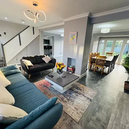 Spacious Open-plan Modern House With Garden And Parking Holiday home