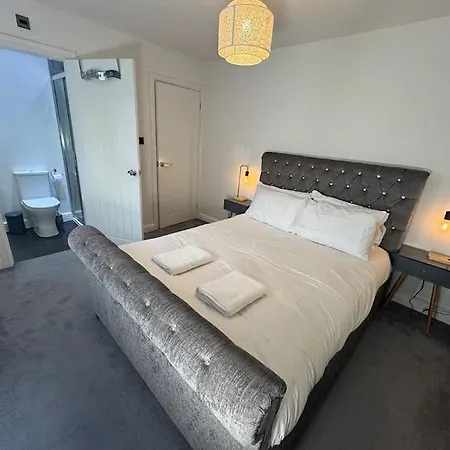 Spacious Open-plan Modern House With Garden And Parking Holiday home *