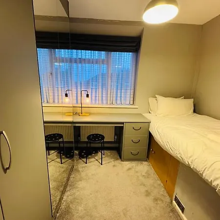 Holiday home Spacious Open-plan Modern House With Garden And Parking *