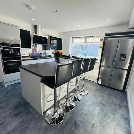Spacious Open-plan Modern House With Garden And Parking *