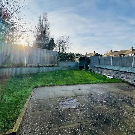 Spacious Open-plan Modern House With Garden And Parking Bristol