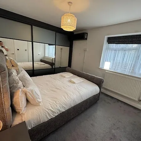 Spacious Open-plan Modern House With Garden And Parking * Bristol