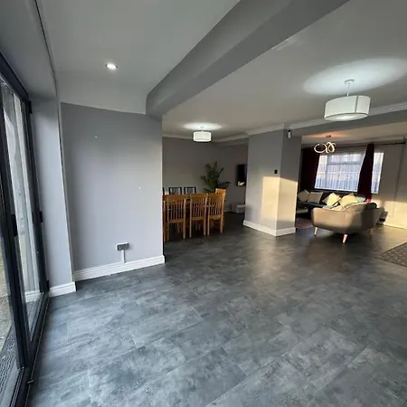 Spacious Open-plan Modern House With Garden And Parking Nyaraló *