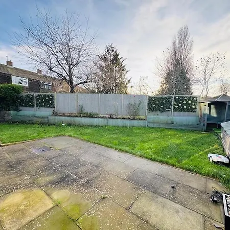 Spacious Open-plan Modern House With Garden And Parking *
