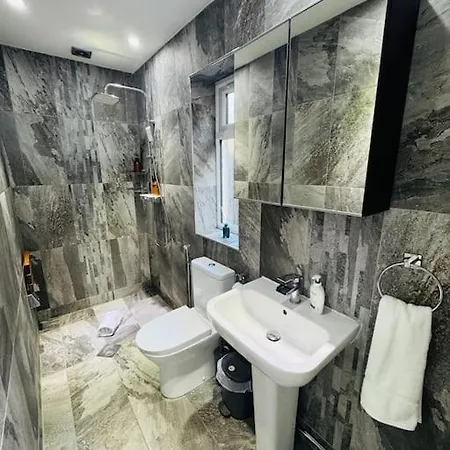 Spacious Open-plan Modern House With Garden And Parking Bristol