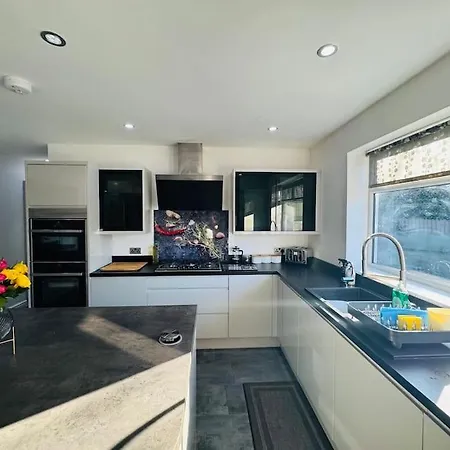 Spacious Open-plan Modern House With Garden And Parking Holiday home *