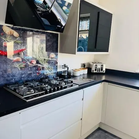 Spacious Open-plan Modern House With Garden And Parking Bristol
