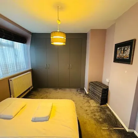 Spacious Open-plan Modern House With Garden And Parking Nyaraló *